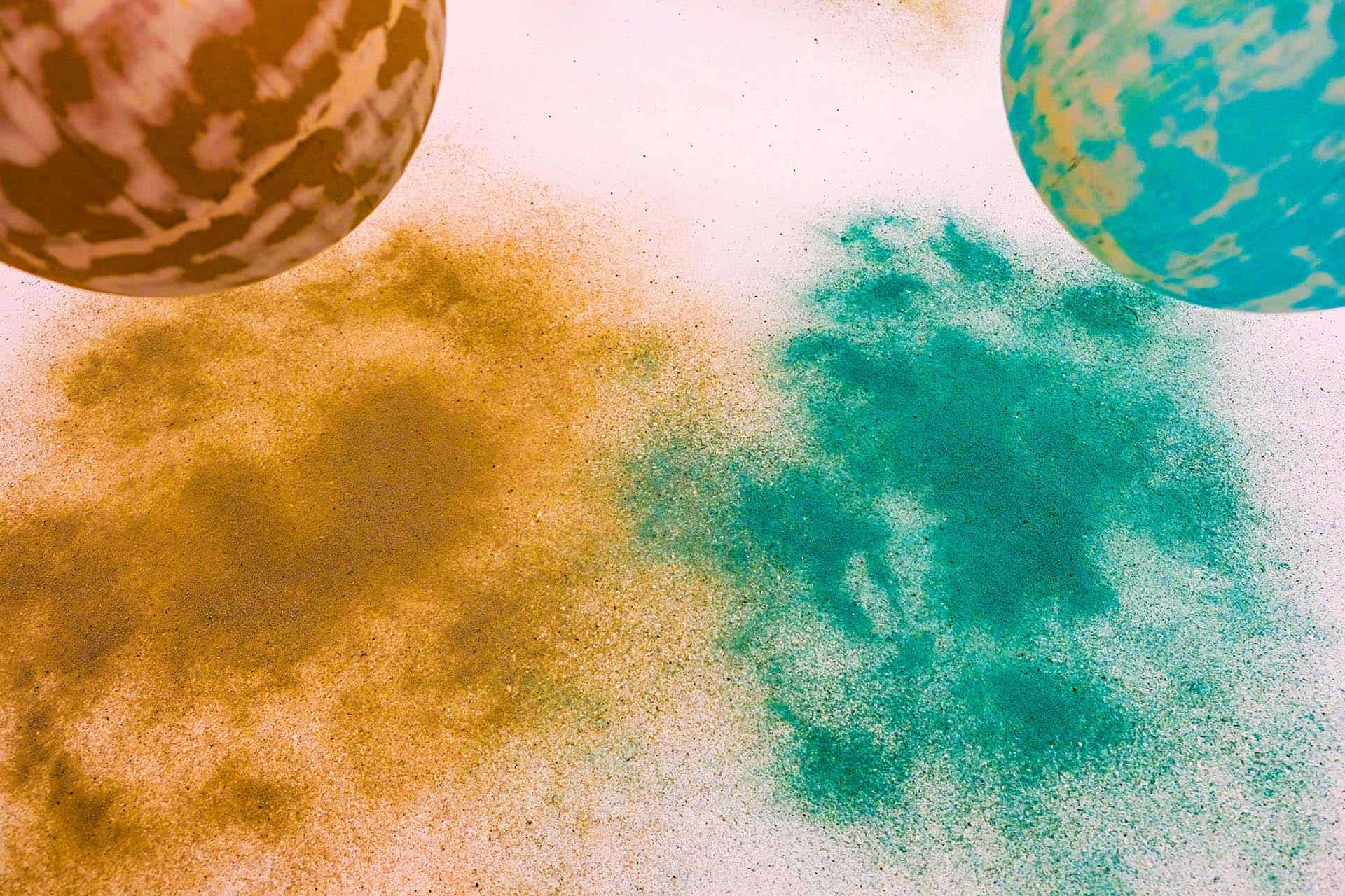 Teaser Staub, Sand und Erde als Malmittel: Georgia Vertes zeigt ungewohnte Wege in der Kunst